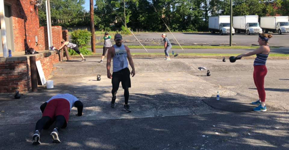 Kettlebell-Workout im Freien auf dem Parkplatz