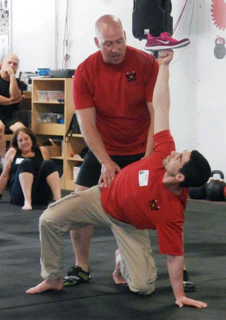 Ryan Jankowitz, RKC-II und Master RKC Michael Krivka demonstrieren den Get-Up bei einem kürzlichen HKC-Workshop in Gaithersburg, MD.