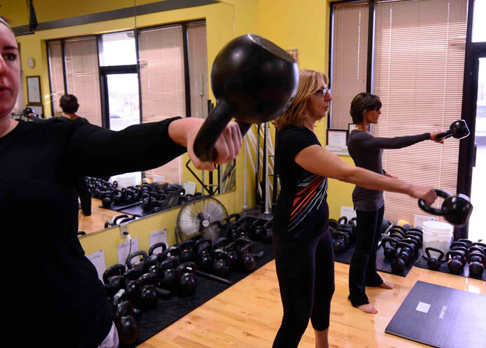 Lori Crock Gruppen-Kettlebell-Swings