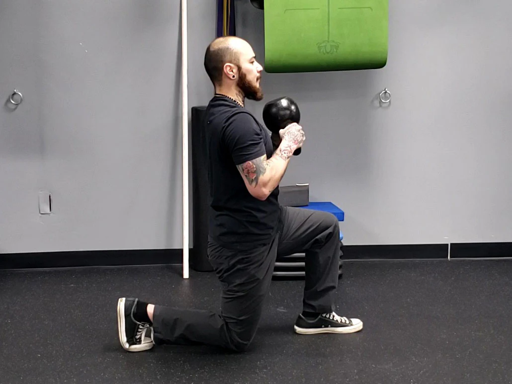 Knieender Kettlebell Halo William Sturgeon