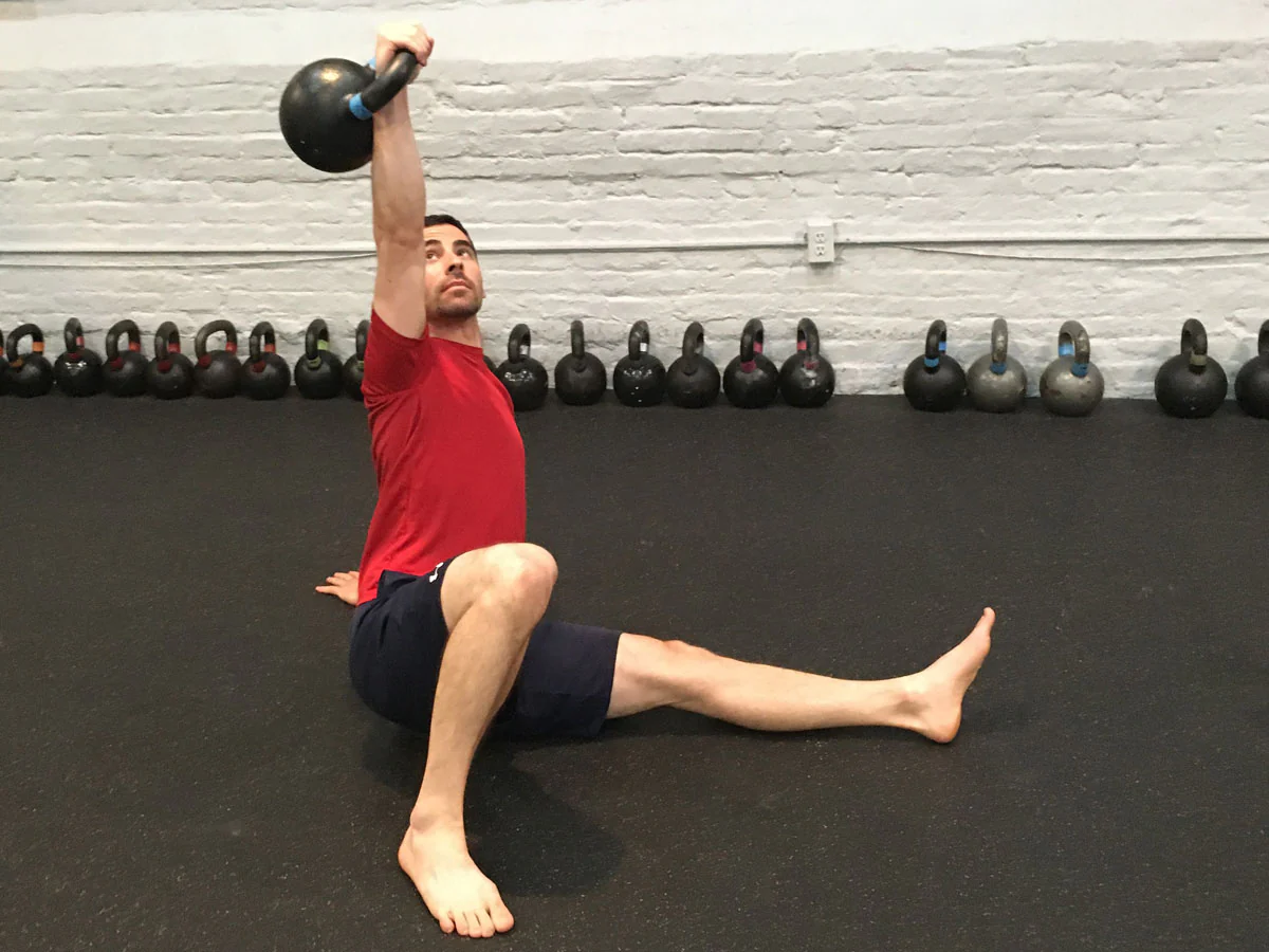 Ryan Jankowitz, RKC-II, führt einen Kettlebell Get-Up aus