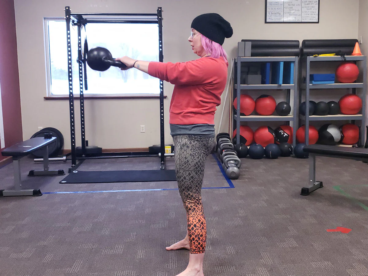 Barfuß mit Kettlebells trainieren: Swings