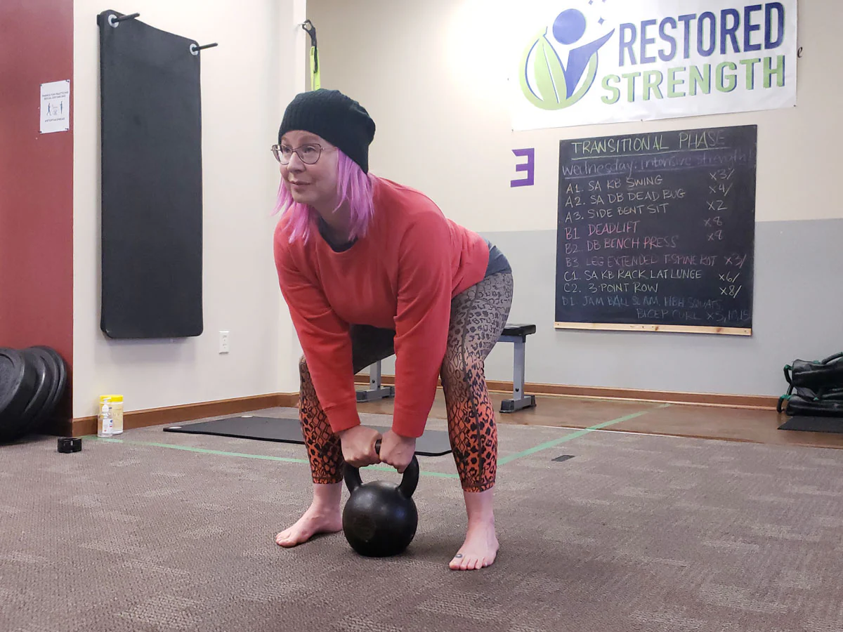 Barfuß mit Kettlebells trainieren - Kreuzheben