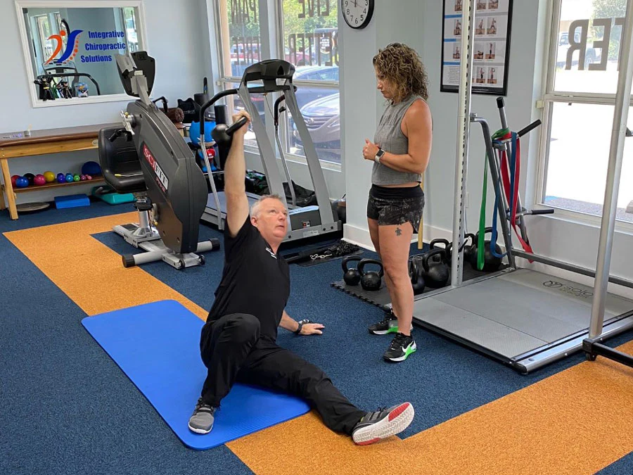 Paul Britt demonstriert einen Kettlebell Get-Up