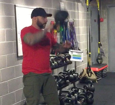 Steve Holiner Kettlebell, der den Zaun streicht