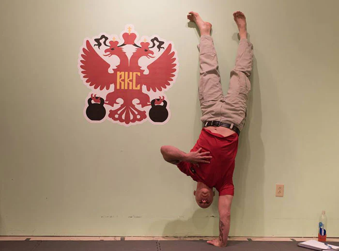 Phil Ross Einarmiger Handstand