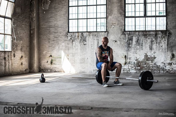 Maciej mit Kettlebell und Langhantel