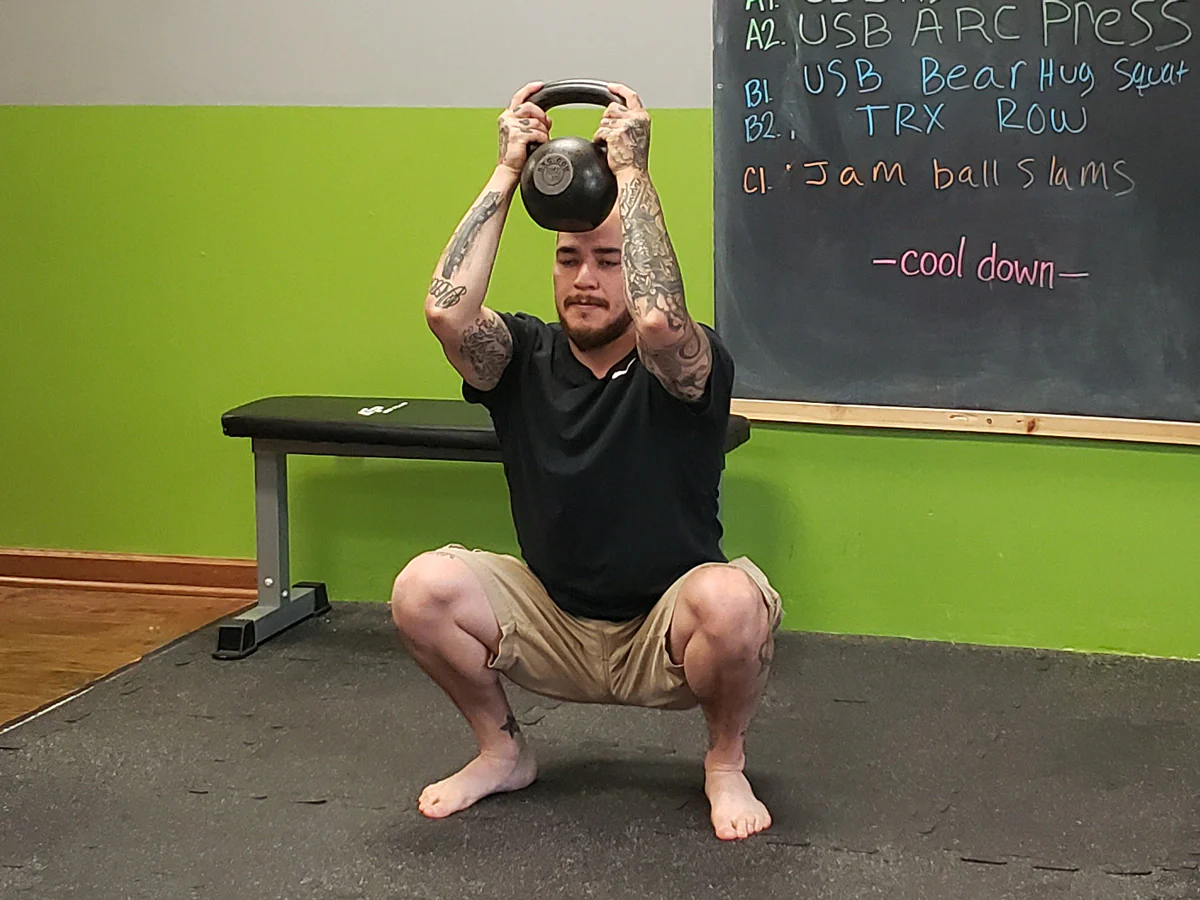 William Sturgeon führt eine Kettlebell-"Simba"-Kniebeuge aus