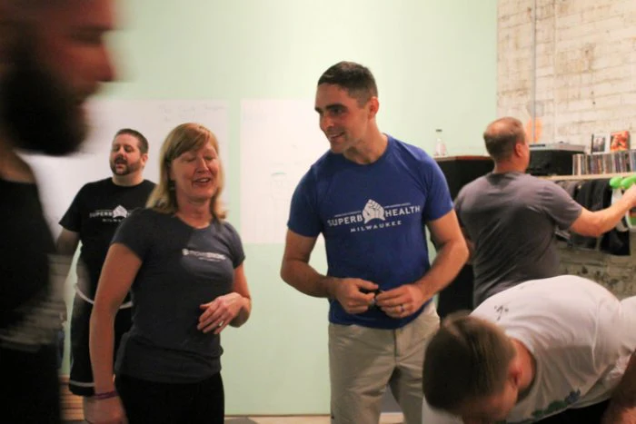 Teamleiterin Lori Crock und TL Nick Lynch arbeiten zusammen und unterrichten eine Klasse in Milwaukee.