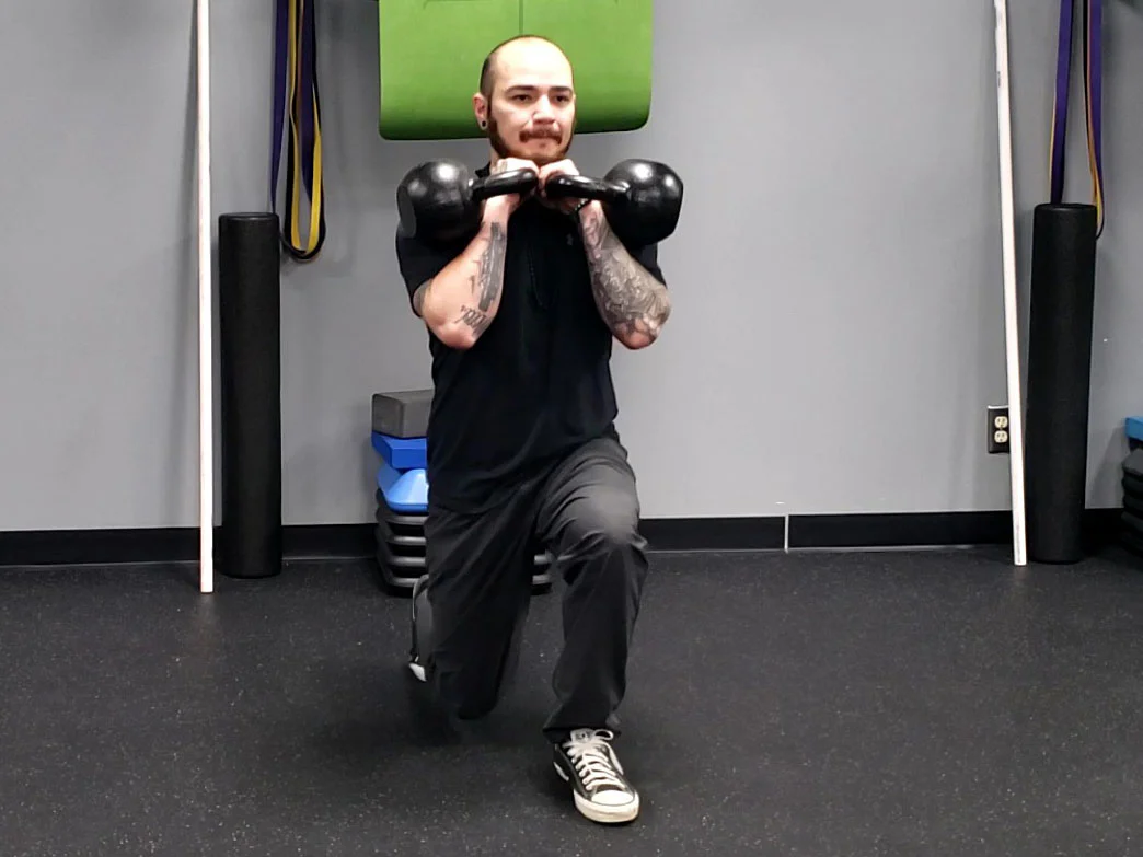 Doppelte Kettlebell Ausfallschritt