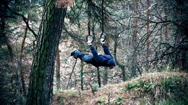 Alex Zinchenko Turnringe Wald Outdoor-Workout