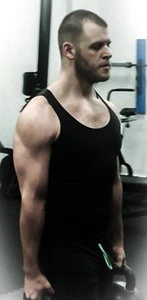 Farmer’s Carries werden einen starken Griff aufbauen und gleichzeitig eine gute Haltung und Ausrichtung fördern.