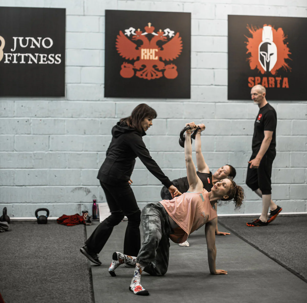 Kettlebell Get-ups bei einem RKC-Workshop mit Andrea Du Cane als Instruktorin