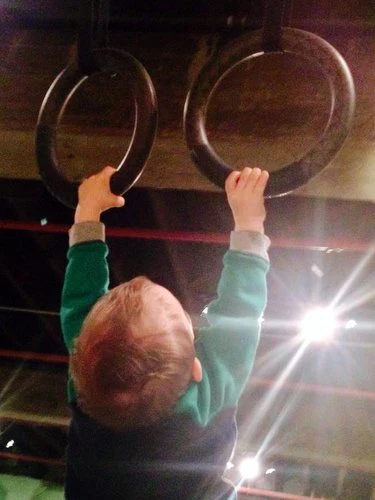 Weston Lynch hängt nach Hunderten gescheiterter Versuche für ein paar Sekunden