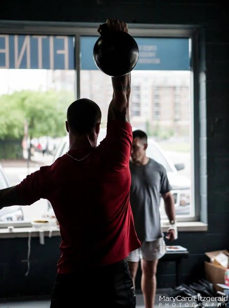 Senior RKC Robert Miller drückt eine Kettlebell, die doppelt so groß ist wie sein Kopf