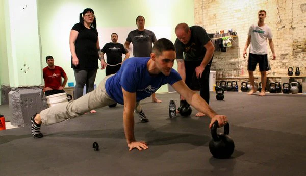 Nick Lynch RKC Teamleiter Engagiert für Kettlebell-Training