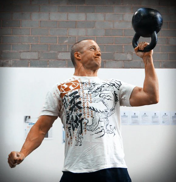 Meister RKC Andrew Read führt einen Kettlebell Bottoms Up Press aus