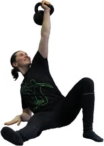 Coach Gini führt ein Kettlebell Get-Up aus