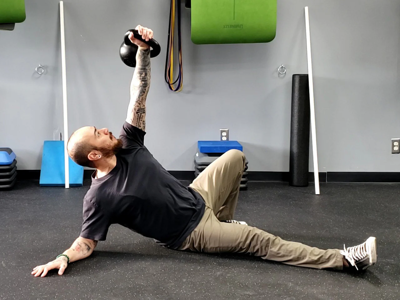 RKC-Teamleiter William Sturgeon führt einen Kettlebell Get-up vor