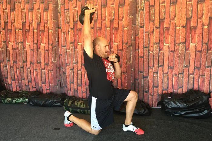 Josh Henkin Halbknie Kettlebell Presse