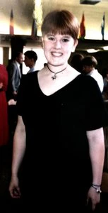 Karen: ungefähr 14 Jahre alt