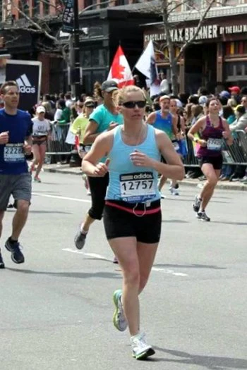 Erika Woolsey RKC aus Fort Collins, Colorado, die den Boston-Marathon läuft