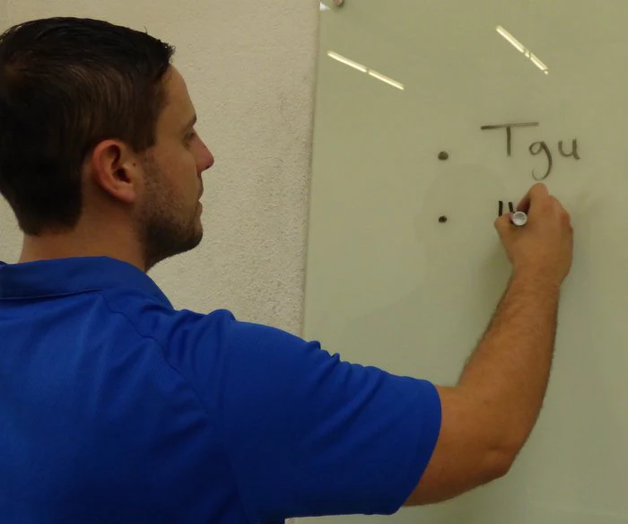 Ashoka McCormick am Whiteboard
