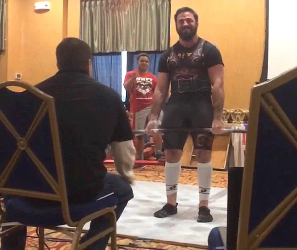Der Autor bei einem Powerlifting-Wettkampf im Juni 2015, wo er eine Gesamtleistung von 1.555 lbs erzielte, die mit einem Deadlift von 660 lbs gipfelte.