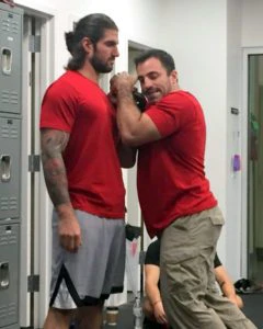 Die Rack-Position ist eine entscheidende Kettlebell-Fähigkeit. Hier demonstriert der Autor den „geladenen Clean“, um die Lat-Engagement und das Verankern am Boden zu üben.