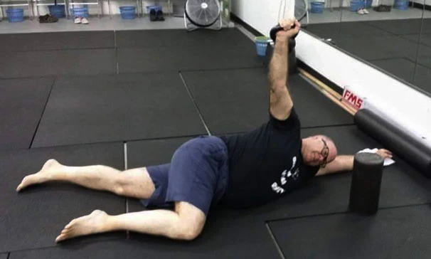 Paul Britts 67-jähriger Klient übt den RKC Armbar