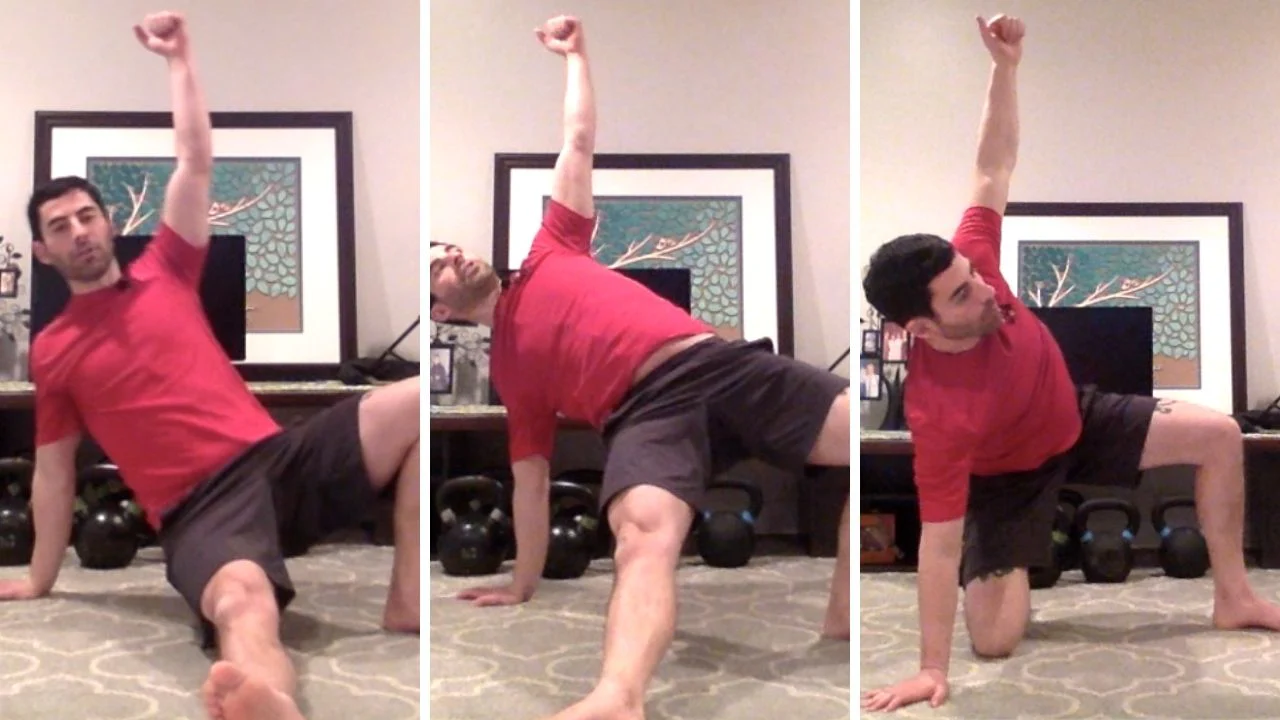 Ryan Jankowitz demonstriert die Bewegung zwischen dem hohen Sitzen und dem halben Windmühlen - Kettlebell Get-Up Tutorial Teil Zwei