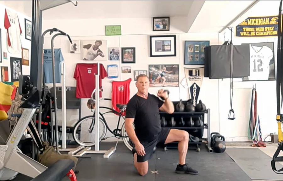 Dan John führt einen Kettlebell Get Down Press aus