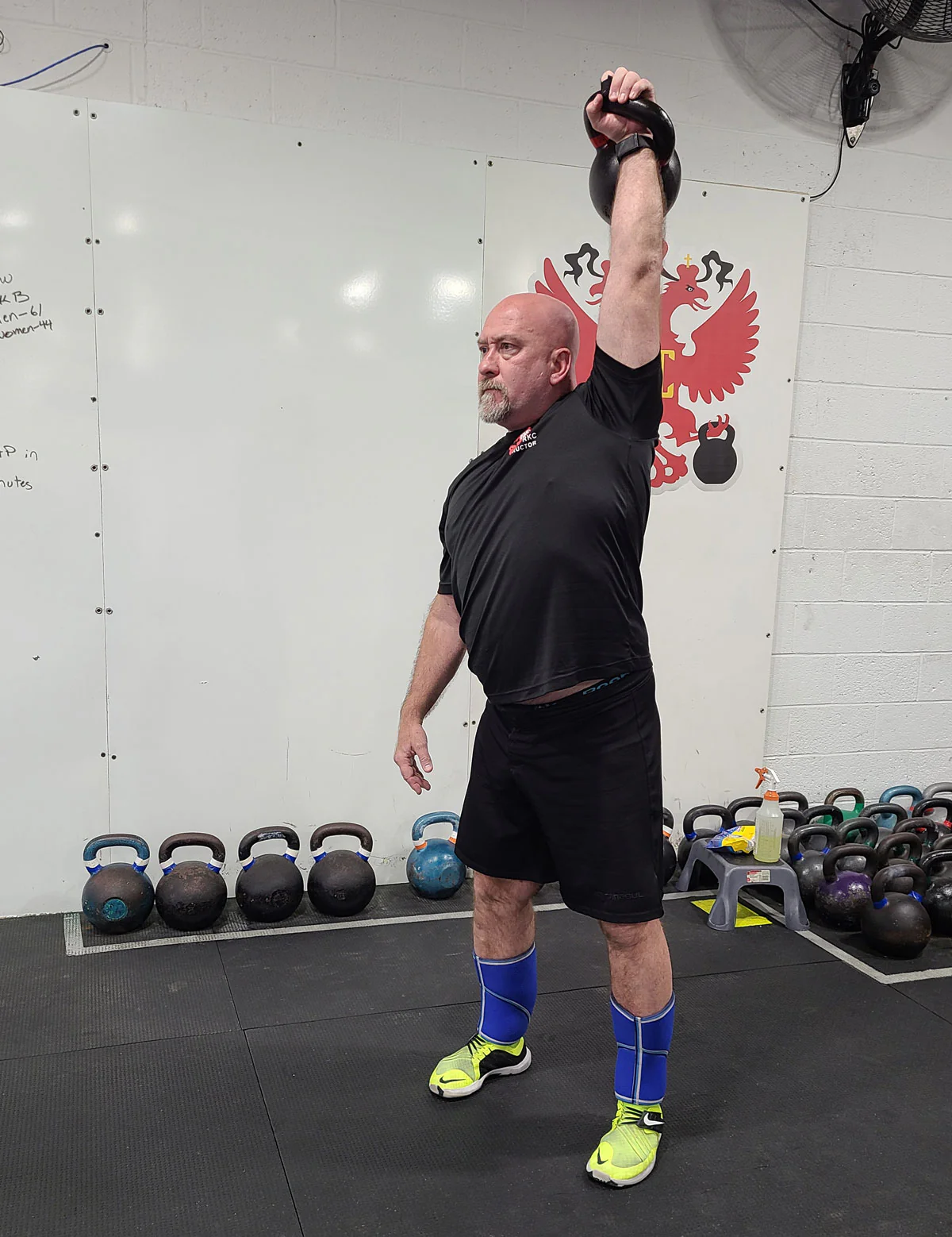 Meister RKC Michael Krivka demonstriert die Überkopf-Lockout-Position des Kettlebell Snatch