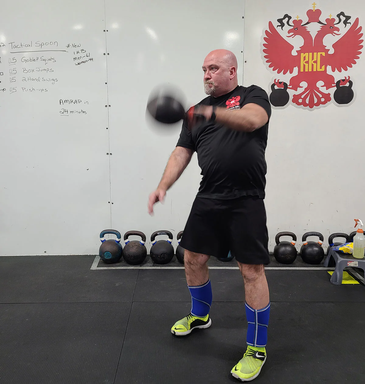 Meister RKC Michael Krivka demonstriert Kettlebell Snatches