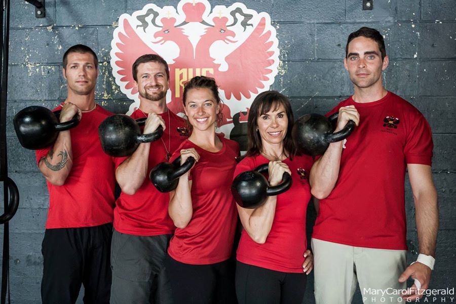 Instruktoren beim Chicago RKC demonstrieren den Kettlebell-Mittelgriff